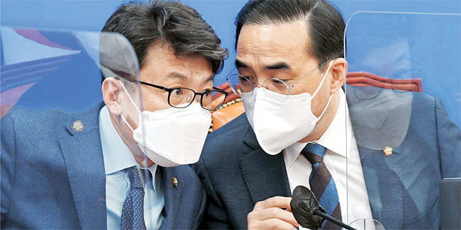 ‘검수완박’ 입법 강행을 위해 22일 국회 본회의 소집을 요청한 박홍근(오른쪽) 더불어민주당 원내대표가 21일 오전 국회에서 열린 정책조정회의에 앞서 진성준 원내수석부대표와 얘기를 나누고 있다. 연합뉴스