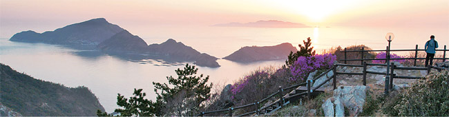 진달래 핀 상라봉 봉수대 정상에서 낙조를 감상하는 모습. 해가 지는 쪽에 홍도가 있다.