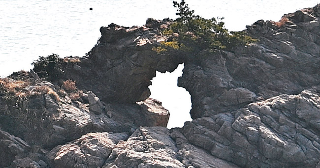 지도바위. 바위에 뚫린 구멍이 영락없이 한반도 지도 모양이다.