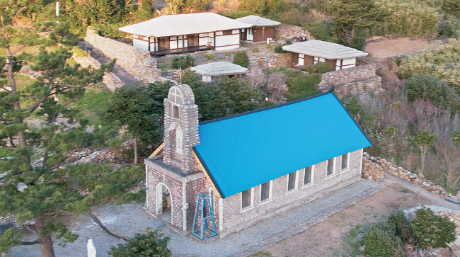 초가지붕이 정약전이 머물던 사촌서당이고, 그 아래가 사리 공소다.