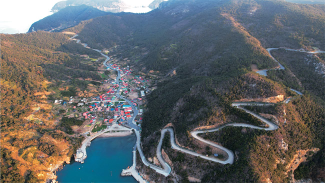 바다를 끼고 굽이굽이 산길을 넘어서 당도하는 흑산도 남쪽의 사리마을. 200여 년 전쯤 천주교를 믿었다는 죄로 손암 정약전이 유배 와서 머물렀던 마을이다. 정약전은 여기서 제자를 가르치고 ‘자산어보’를 썼다.