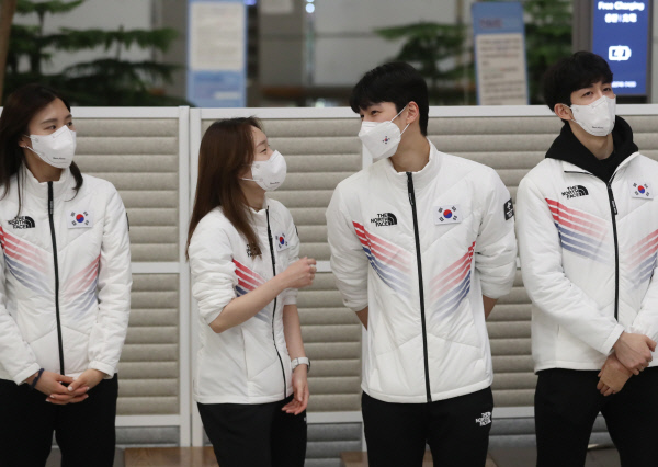2022 베이징 동계올림픽에서 금메달을 따고 돌아온 선수들이 귀국 인사하며 서로 웃고 있다.  뉴시스