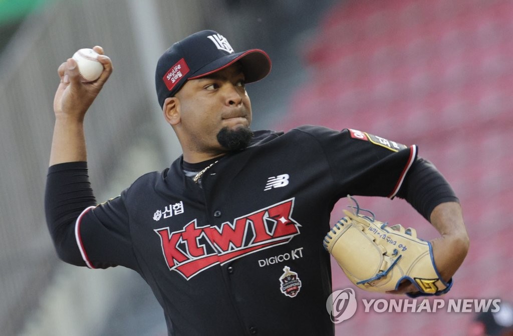 (서울=연합뉴스) 21일 오후 서울 잠실야구장에서 열린 2022 프로야구 LG 트윈스 대 KT 위즈의 경기. KT 데스파이네가 역투하고 있다. 2022.4.21
