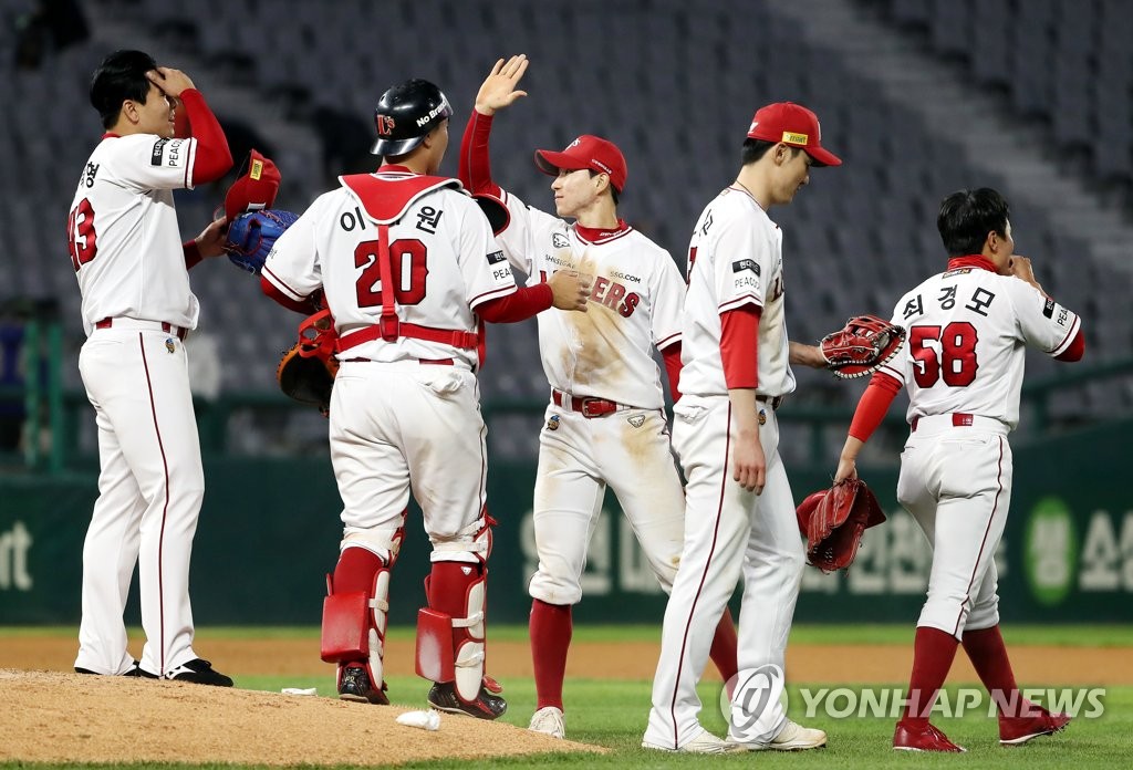 (인천=연합뉴스) 21일 인천 SSG 랜더스필드에서 열린 프로야구 SSG 랜더스와 키움 히어로즈의 경기. 4-2로 승리한 SSG 선수들이 서로 격려하고 있다. 2022.4.21