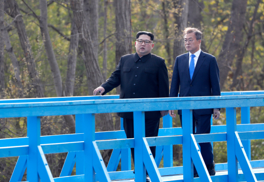 문재인 대통령과 김정은 북한 국무위원장이 지난 2018년 4월 27일 판문점에서 남북정상회담을 가진 뒤 도보다리를 걸으며 이야기를 나누는 모습. AP 연합뉴스