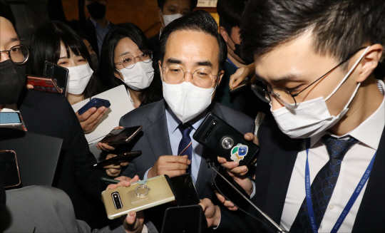 박홍근(가운데) 더불어민주당 원내대표가 22일 오전 국회에서 비공개로 열린 의원총회에 참석하기 위해 이동하던 중 취재진에 둘러싸여 질문을 받고 있다.  연합뉴스