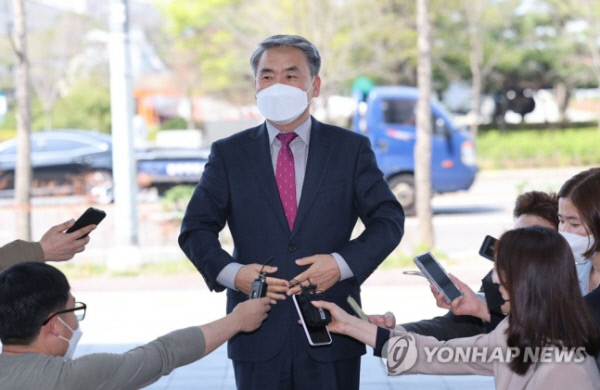 이종섭 국방부 장관 후보자가 11일 인사청문회 준비단 사무실이 마련된 서울 용산구 국방컨벤션에 출근하고 있다. 연합뉴스