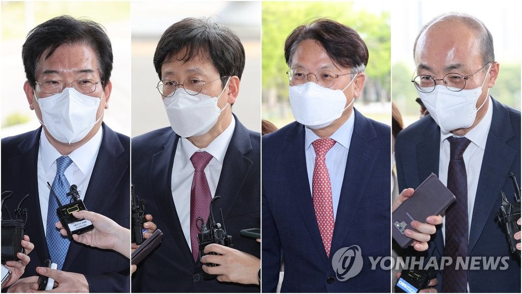 (과천=연합뉴스) 박동주 기자 = 더불어민주당의 ‘검수완박’ 법안 처리 움직임이 빨라지는 상황에서 박범계 법무부 장관이 전국 고검장들과 만나 이 사안을 두고 논의할 예정인 21일 오후 조재연 부산고검장(왼쪽부터), 여환섭 대전고검장, 김관정 수원고검장, 조종태 광주고검장이 경기도 정부과천청사 법무부로 들어서고 있다.
