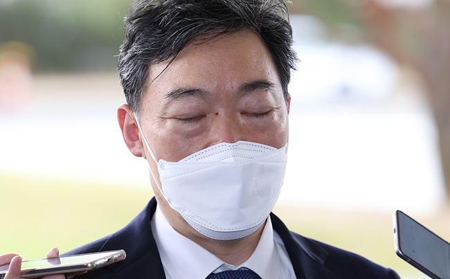 여야가 ‘검수완박’ 법안에 대한 처리 합의에 대해 검찰 수뇌의 집단 반발이 표면화되고 있다. 김오수 검찰총장이 22일 오전 서울 서초구 대검찰청으로 출근하다 취재진 질문을 받고 생각에 잠긴 모습. 연합뉴스