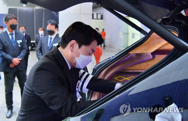 (서울=연합뉴스) 안철수 제20대 대통령직인수위원장이 22일 오전 서울 종로구 서울대병원 장례식장에서 열린 부친 고(故) 안영모 씨의 발인식을 마치고 관을 만지고 있다. 2022.4.22 [인수위사진기자단]