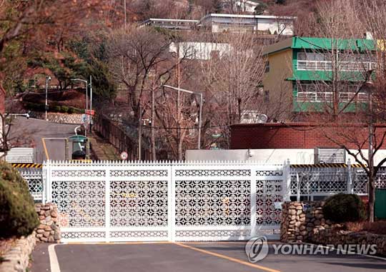 (서울=연합뉴스) 윤석열 대통령 당선인이 새 관저로 서울 용산구 한남동 외교부 장관 공관을 유력 후보지로 놓고 본격적인 검토에 나섰다. 인수위 관계자는 20일 통의동 인수위 사무실에서 기자들과 만나 외교부 장관 공관을 대통령 관저로 검토하는지에 대해 “가장 합리적인 대안으로 보고, 검토를 시작했다”고 밝혔다. 사진은 지난달(3월) 20일 촬영한 외교장관 공관 등 다수 공관이 들어선 서울 용산구 한남동 공관 입구. 2022.4.20 [연합뉴스 자료사진]
