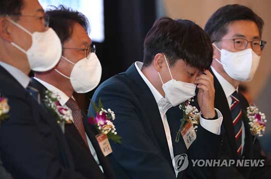 (서울=연합뉴스) 국민의힘 이준석 대표가 24일 서울 서초구 더케이호텔서울에서 열린 대한의사협회 제74차 정기대의원총회에서 얼굴을 만지고 있다. 2022.4.24 [연합뉴스]