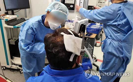 선거운동 중 70대 남성 유튜버가 휘두른 망치에 머리를 다친 더불어민주당 송영길 대표가 지난 3월 7일 서울 서대문구 연세대학교 신촌세브란스병원 응급진료센터에서 봉합 수술을 받고 있다. [더불어민주당 김진욱 선대위 대변인 페이스북 캡처. 재판매 및 DB금지]