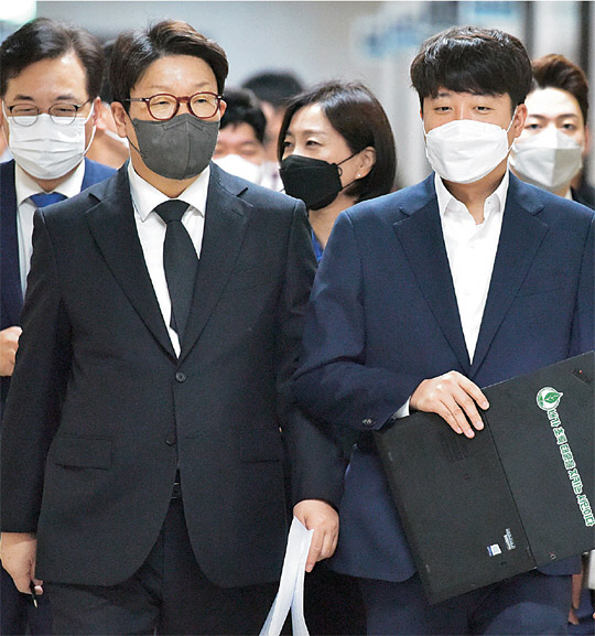 국민의힘의 이준석(앞줄 오른쪽) 대표와 권성동(〃 왼쪽) 원내대표가 25일 오전 여야의 검수완박 중재안 합의안의 문제점을 국회에서 열리는 최고위원회의에서 논의하기 위해 이동하면서 대화를 나누고 있다.   국회사진기자단