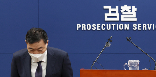김오수 검찰총장이 25일 오전 서울 서초구 대검찰청 기자실에서 국회의 ‘검수완박’(검찰 수사권 완전 박탈) 중재안에 대한 반대 입장을 밝히는 기자회견에 앞서 고개를 숙여 인사하고 있다. 윤성호 기자
