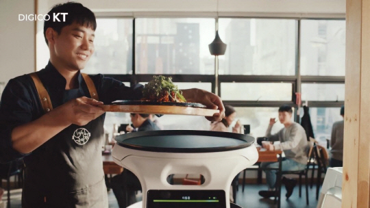KT는 지난해 7월 인공지능(AI) 서비스 로봇을 선보였다. 서빙은 물론 손님 안내·그릇 수거 등 매장 내에서 벌어지는 대부분의 서비스 역할을 수행할 수 있다. KT 제공