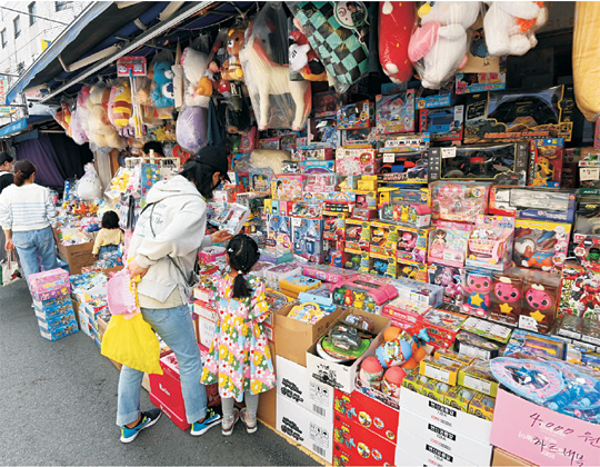 어린이날(5월 5일)을 앞두고 24일 서울 종로구 창신동 완구도매시장에서 어린이들이 부모와 함께 장난감을 고르고 있다. 김동훈 기자