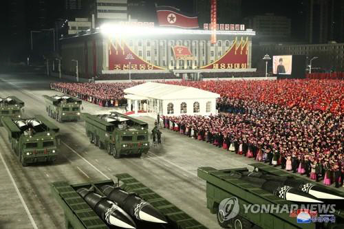 지난해 1월 북한 노동당대회 기념 열병식. 25일 낮 또는 저녁에 조선인민혁명군 창설 90주년 기념 역대 최대규모 열병식을 준비하는 동향이 25일 오전 포착됐다. 조선중앙통신 캡처/연합뉴스