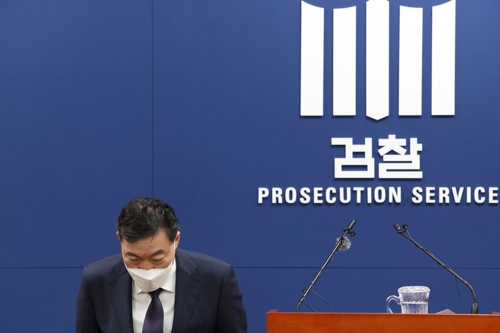 김오수 검찰총장이 25일 오전 서울 서초구 대검찰청 기자실에서 여야 ‘검수완박’ 관련 법안 중재안에 관한 입장을 발표하는 기자간담회에 참석해 인사하고 있다. 연합뉴스