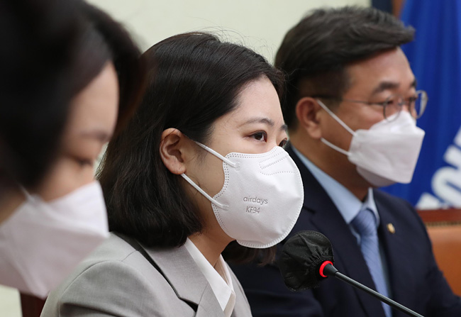 박지현(가운데) 더불어민주당 공동비상대책위원장이 25일 오전 국회에서 열린 비대위 회의에서 모두발언을 하고 있다. 뉴시스