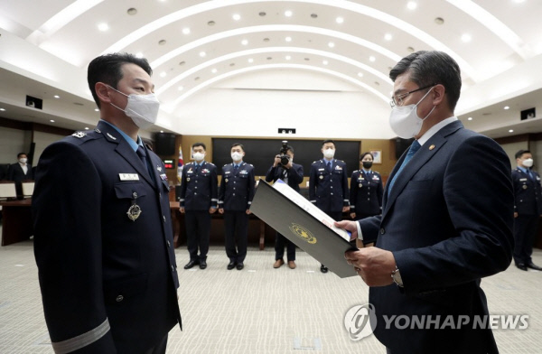 서욱(오른쪽) 국방부 장관이 25일 국방부 대회의실에서 아프가니스탄 특별기여자 국내 이송 작전(미라클 작전) 당시 군 수송기(C-130J) 선임기장으로 참여해 임무를 완수한 공군 제5공중기동비행단 양진우 소령에게 보국훈장을 수여하고 있다. 국방일보 제공