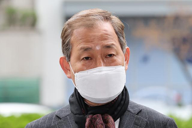 김인철 교육부 장관 후보자가 지난 14일 서울 영등포구 한국교육시설안전원에 마련된 인상청문회 준비 사무실로 출근하며 기자들의 질문에 답하고 있다. 연합뉴스