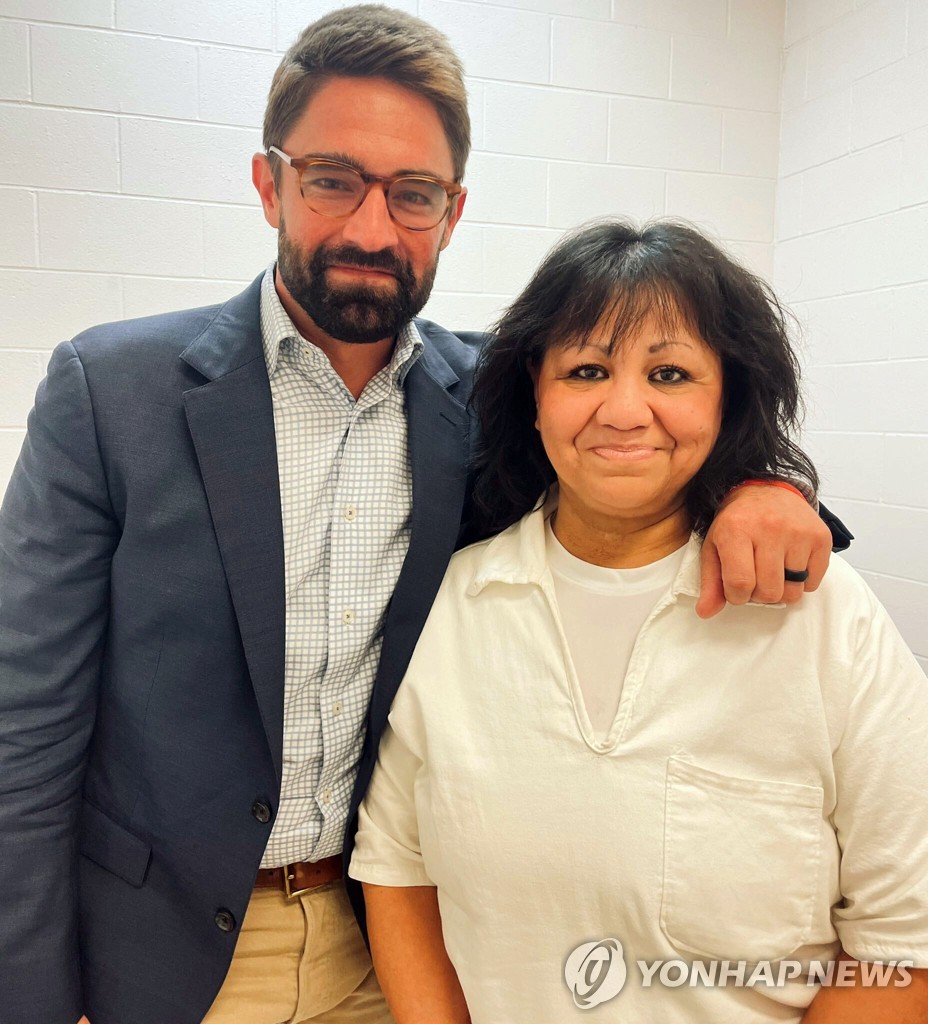 (AP=연합뉴스) 텍사스 항소법원에서 사형이 전격 연기된 멜리사 루시오(오른쪽)의 모습. 이달 6일 텍사스주 공화당 하원의원 제프 리치와 포즈를 취하고 있다. 재판매 및 DB금지.