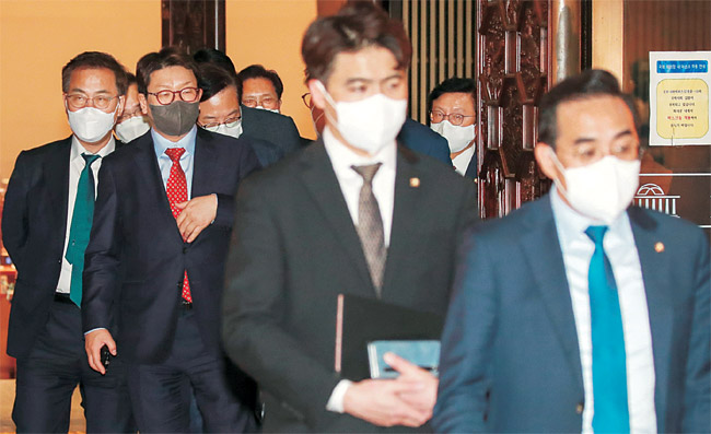 국회 회기 쪼개기로 ‘검수완박’(검찰 수사권 완전 박탈) 필리버스터가 무력화된 28일 새벽 박홍근(오른쪽) 더불어민주당 원내대표를 뒤따라 권성동(왼쪽 두 번째) 국민의힘 원내대표가 국회 본회의장을 나오고 있다.  연합뉴스