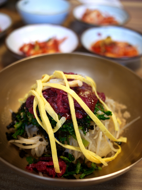 100년 가까이 영업해 온 노포 울산 함양집의 육회 비빔밥. 진주식 비빔밥이다.