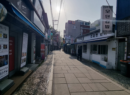 청와대 개방에 따른 상권 활성화와 대통령 집무실 이전에 따른 규제 완화 기대감 등으로 서울 종로구 청운·통의·효자동 일대 건물 가격이 오르고 매물이 자취를 감추고 있다. 사진은 종로구 자하문로 일대 상가 모습.