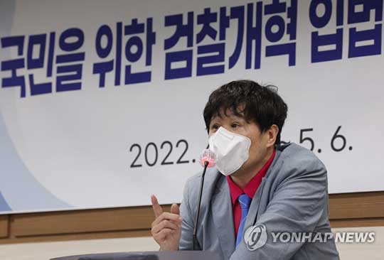 (서울=연합뉴스)  28일 역삼동 대한변호사협회에서 열린 ‘국민을 위한 검찰개혁 입법추진 변호사, 시민 필리버스터’에서 서민 단국대 의대 교수가 발언을 하고 있다. 2022.4.28