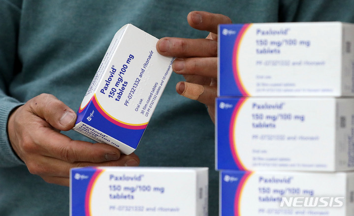 [서울=뉴시스] 대통령직인수위원회가 코로나19 경구용 치료제 팍스로비드 처방을 12세 이상 기저질환자로 확대하는 방안을 검토하고 있는 가운데 20일 서울 시내 한 약국에서 팍스로비드를 취재진에게 보이고 있다. 2022.04.20.