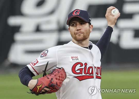 (부산=연합뉴스) 28일 부산 사직구장에서 열린 프로야구 SSG 랜더스와 롯데 자이언츠의 경기. 1회초 롯데 선발투수 반즈가 역투하고 있다. 2022.4.28