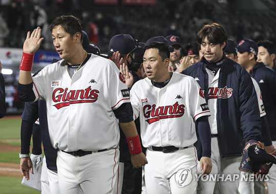 (부산=연합뉴스) 28일 부산 사직구장에서 열린 프로야구 SSG 랜더스와 롯데 자이언츠의 경기에서 4-1로 승리한 롯데 선수들이 기쁨을 나누고 있다. 2022.4.28