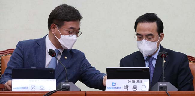 더불어민주당 윤호중(왼쪽) 공동비상대책위원장과 박홍근 원내대표가 29일 국회에서 열린 비상위 회의에서 대화하고 있다. 국회사진기자단