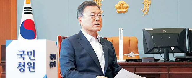 문재인 대통령이 지난 26일 청와대 여민관 집무실에서 국민청원 영상답변을 하면서 윤석열 대통령 당선인의 청와대 용산 이전에 대한 반대 입장 등을 다시 표명해 신구권력이 연일 정면으로 충돌하는 전면대립상황이 빚어지고 있다.   연합뉴스