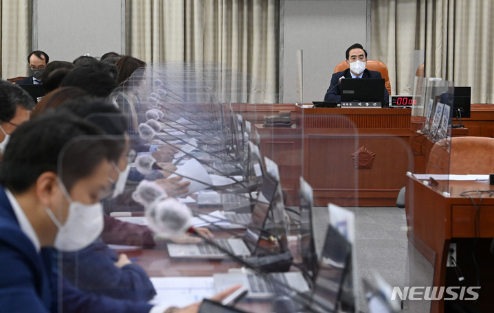 29일 국회에서 열린 운영위원회에서 박홍근 운영위원장이 발언하고 있다. 이날 운영위는 국민의힘이 불참한 채 중대범죄수사청(중수청) 발족 논의를 위한 사법개혁특별위원회를 설치하는 결의안이 의결했다. 국회공동사진취재단