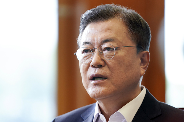 문재인 대통령이 청와대 여민관 집무실에서 이번 정부 마지막 국민청원 답변을 하고 있다. 문 대통령이 국민청원에 직접 답변하는 것은 지난 2021년 8월 4주년 특별답변 이후 두 번째다.연합뉴스