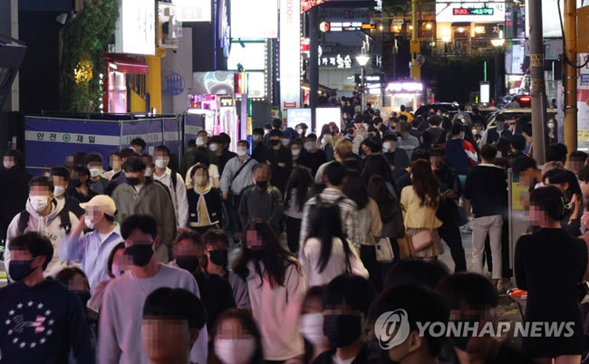 (서울=연합뉴스) 이지은 기자 = 코로나19 사회적 거리두기 해제로 활기를 되찾고 있는 가운데 29일 오후 서울 강남역 인근 거리가 저녁을 즐기려는 시민들로 붐비고 있다. 2022.4.29