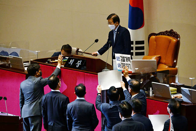 30일 오후 열린 국회 본회의에서 권성동 원내대표를 비롯한 국민의힘 의원들이 박병석 국회의장에게 항의하고 있다. 국회사진공동취재단·뉴시스