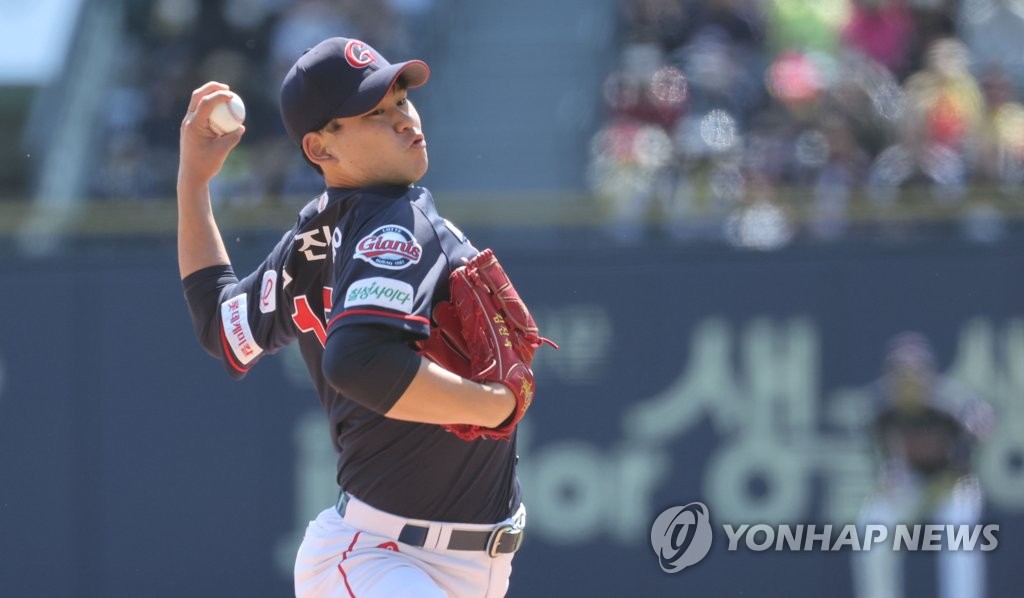 (서울=연합뉴스) 김인철 기자 = 1일 서울 잠실야구장에서 열린 2022 KBO리그 롯데 자이언츠와 LG 트윈스의 경기. 롯데 선발 투수 김진욱이 역투하고 있다. 2022.5.1 yatoya@yna.co.kr