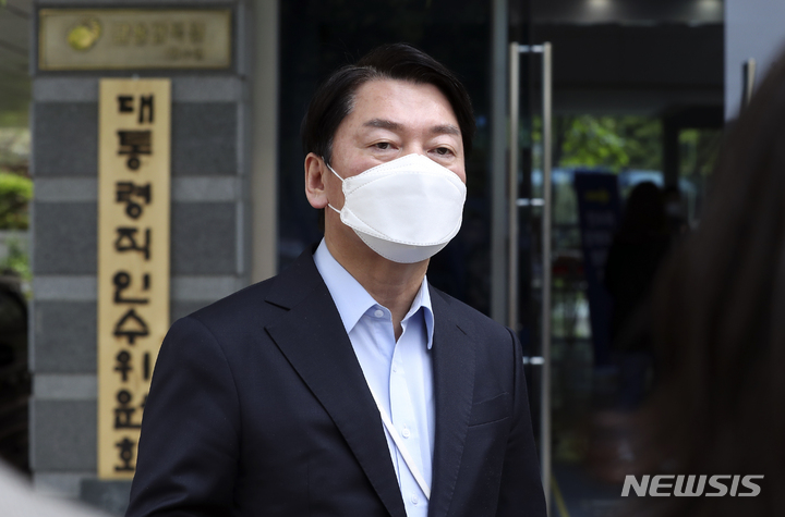 [서울=뉴시스] 최진석 기자 = 안철수 대통령직인수위원회 위원장이 1일 오후 서울 종로구 통의동 인수위에서 취재진의 질문에 답하고 있다. 2022.05.01. myjs@newsis.com