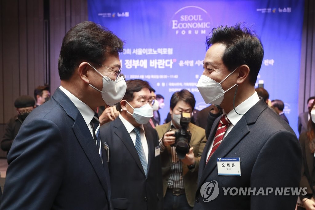 인사하는 오세훈(오른쪽)과 송영길(왼쪽)[연합뉴스 자료사진]