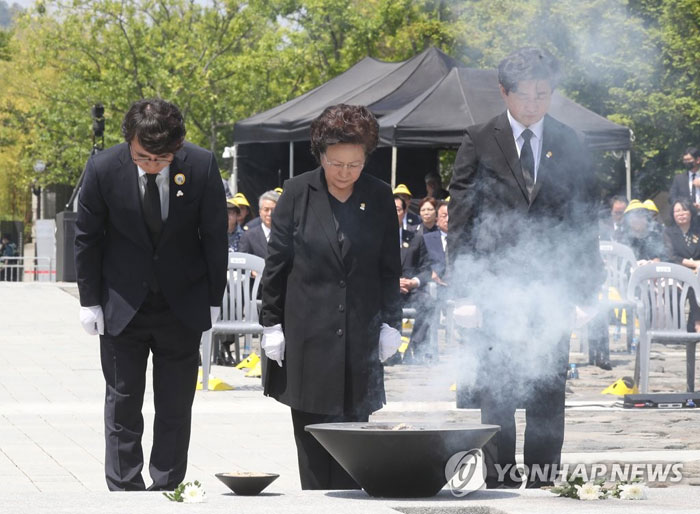 노무현 전 대통령 부인 권양숙(가운데) 여사가 지난 2020년 5월 23일 경남 김해시 진영읍 봉하마을에서 열린 노 전 대통령 서거 11주기 추도식에서 묵념하고 있다. 연합뉴스