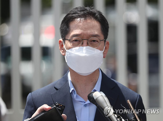 (창원=연합뉴스) 김동민 기자 = 댓글 여론조작 혐의로 2년 실행이 확정된 김경수 전 경남도지사가 26일 수감 전 경남 창원시 마산회원구 창원교도소 앞에서 발언하고 있다. 2021.7.26