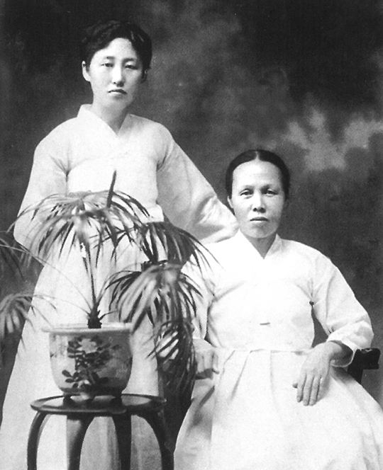 하와이 이민 1세대 여성독립운동가 문또라(오른쪽) 애국지사와 딸 정월라(왼쪽) 애국지사. 국가보훈처 제공