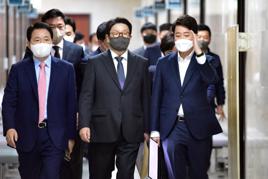 이준석(오른쪽) 국민의힘 대표 등 당 지도부가 2일 오전 국회에서 열린 최고위원회에 참석하기 위해 이동하고 있다. 오른쪽부터 이 대표, 권성동 원내대표, 성일종 정책위의장.   국회사진기자단