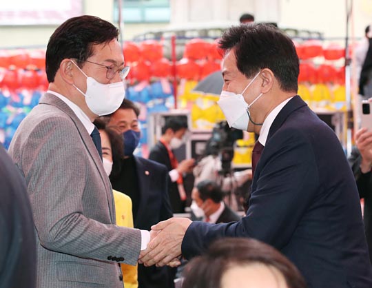 오세훈(오른쪽) 서울시장과 송영길(왼쪽) 전 더불어민주당 대표가  지난 3월 30일 서울 종로구 조계사에서 열린 대한불교조계종 제15대 종정 중봉 성파 대종사 추대법회에서 인사하고 있다. 연합뉴스