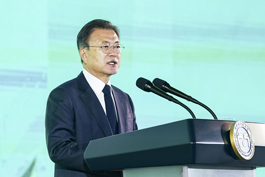 문재인 대통령이 2일 서울 강남구 삼성동 코엑스에서 열린 제15차 세계산림총회 개회식에서 기조연설을 하고 있다. 청와대 제공