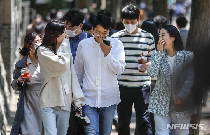 [서울=뉴시스] 실외 마스크 착용 의무화가 해제된 2일 오전 서울 중구 정동길에서 마스크를 벗은 시민들이 이동하고 있다. 2022.05.02.